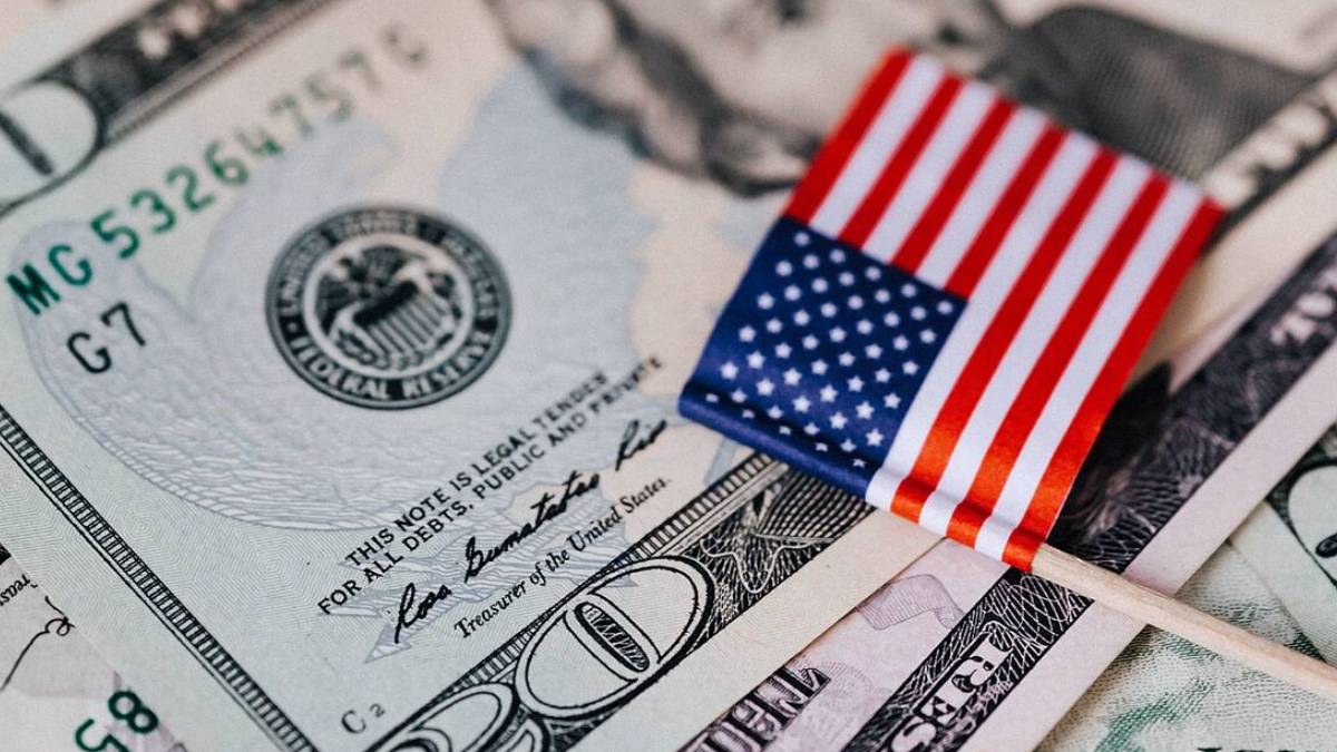 Bandera de Estados Unidos junto a billetes dólares