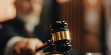 ICE detiene a inmigrante durante pleno juicio oral.