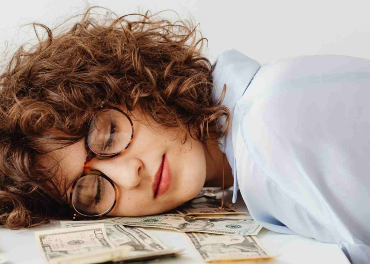 Dormir bien y buenas finanzas personales