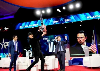 President Javier Milei brings a surprising present to Elon Musk