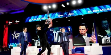 President Javier Milei brings a surprising present to Elon Musk