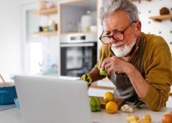 Turning 70 in 2026: what this retirement age means for your Social Security check $5,181 a month: the Social Security ceiling in 2026 and how few people reach it