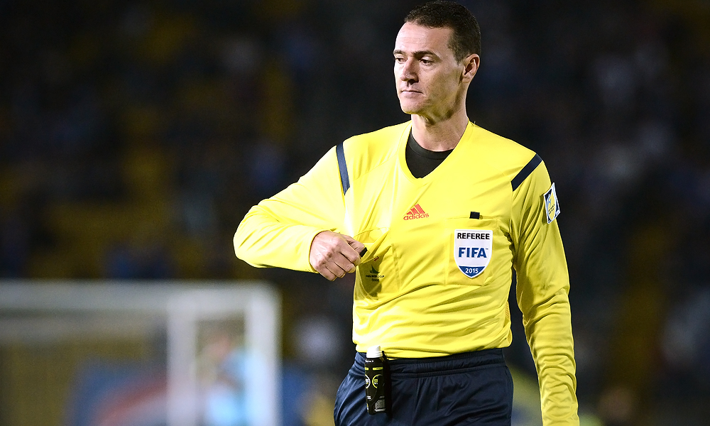 BOGOTA - COLOMBIA -14 -03-2015: Wilmar Roldan, árbitro, durante el entre Millonarios y Independiente Santa Fe por la fecha 10 de la Liga Águila I 2015 jugado en el estadio Nemesio Camacho El Campín de la ciudad de Bogotá./ Wilmar Roldan, referee, during the match between Millonarios and Independiente Santa Fe for the 10th date of the Aguila League I 2015 played at Nemesio Camacho El Campin stadium in Bogotá city. Photo: VizzorImage / Gabriel Aponte / Staff.