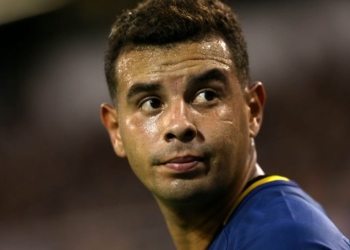 Juan Román Riquelme defiende de las críticas a Edwin Cardona