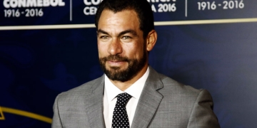 ¡Dejó con la mano estirada al presidente del América de Cali!