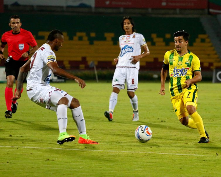 BUCARAMANGA - COLOMBIA, 18-08-2018: Sherman Cárdenas (Der.) jugador de Atlético Bucaramanga disputa el balón con Nilson Castrillón (Izq.) jugador de Deportes Tolima, durante partido entre Atlético Bucaramanga y Deportes Tolima, de la fecha 5 por la Liga Aguila II 2018, jugado en el estadio Alfonso López de la ciudad de Bucaramanga. / Sherman Cárdenas (Der.) player of  Atletico Bucaramanga vies for the ball with  Nilson Castrillon (L) player of Deportes Tolima, during a match between Atletico Bucaramanga and Deportes Tolima, of the 5th date for the Liga Aguila II 2018 at the Alfonso Lopez Stadium in Bucaramanga city Photo: VizzorImage  / Oscar Martínez / Cont.