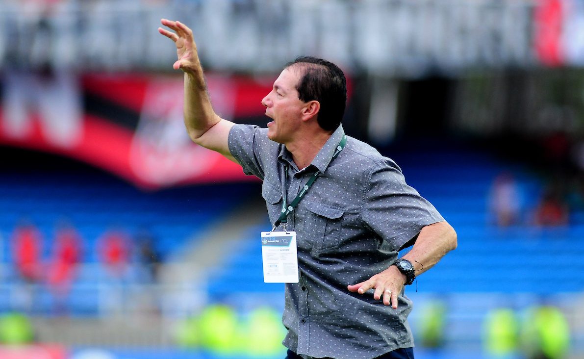 CALI - COLOMBIA - 28 -  03 - 2018: Ruben Dario Bedoya, entrenador de Envigado F. C., durante partido entre America de Cali y Envigado F. C., de la fecha 11 por la Liga Aguila I 2018 jugado en el estadio Pascual Guerrero de la ciudad de Cali. / Ruben Dario Bedoya, coach of Envigado F. C., during a match between America de Cali and Envigado F. C., of the 11th date for the Liga Aguila I 2018 at the Pascual Guerrero stadium in Cali city. Photo: VizzorImage / Nelson Rios / Cont.