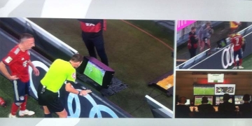 Pasó en el partido del Bayern: VAR para repetir un penalti, ¡y no para revisar si fue!