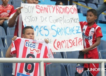 Hermoso gesto de James Sánchez con un pequeño hincha del Junior