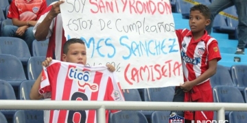 Hermoso gesto de James Sánchez con un pequeño hincha del Junior