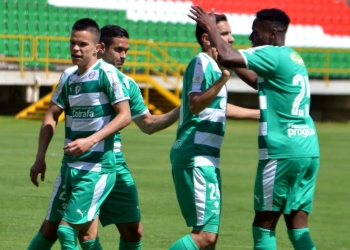 TUNJA - COLOMBIA, 01-09-2018: Juan Alejandro Maecha (#24) jugador de La Equidad celebra después de anotar un gol a Boyacá Chicó FC durante partido por la fecha 7 Liga Águila II 2018 realizado en el estadio La Independencia en Tunja. / Juan Alejandro Maecha (#24) player of La Equidad celebrates after scoring a goal to Boyaca Chico FC during match for the date 7 of Aguila League II 2018 played at La Independencia stadium in Tunja. Photo: VizzorImage / Jose Miguel Palencia / Cont