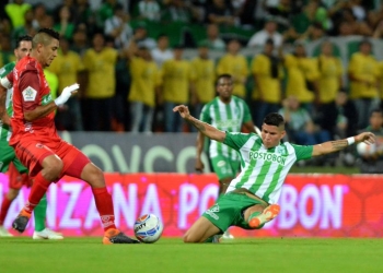 MEDELLÍN - COLOMBIA, 01-08-2018: Jorman Campuzano (Der.) jugador de Atlético Nacional disputa el balón con Jerson Malagón (Izq.), jugador de Patriotas Boyacá, durante partido de la fecha 3 entre Atlético Nacional y Patriotas Boyacá, por la Liga Águila II 2018, jugado en el estadio Atanasio Girardot de la ciudad de Medellín. / Jorman Campuzano (R) player of Atletico Nacional vies for the ball with Jerson Malagon (L), player of Patriotas Boyaca, during a match of the 3rd date between Atletico Nacional and Patriotas Boyaca for the Aguila League II 2018, played at Atanasio Girardot stadium in Medellin city. Photo: VizzorImage / León Monsalve / Cont.