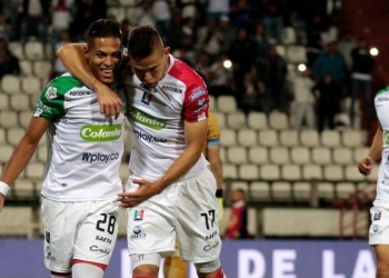 MANIZALES - COLOMBIA, 06-09-2018: David Lemos (#28)  jugador de Once Caldas celebra después de anotar el tercer gol de su equipo al Deportivo Cali durante partido por la fecha 8 de Liga Águila II 2018 jugado en el estadio Palogrande de la ciudad de Manizales. / David Lemos (#28) player of Once Caldas celebrates after scoring the third goal of his team to Deportivo Cali aramanga during match for the date 8 of the Aguila League II 2018 played at Palogrande stadium in Manizales city. Photo: VizzorImage / Santiago Osorio / Cont