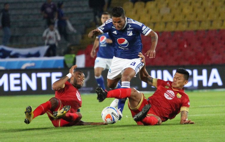 BOGOTÁ - COLOMBIA, 1-09-2018:Cesar Carrillo jugador de Millonarios disputa el balón con  Rionegro durante partido por la fecha 7 de la Liga Águila II 2018 jugado en el estadio Nemesio Camacho El Campín de la ciudad de Bogotá. /Cesar Carrillo  player of Millonarios  fights for the ball with  Rionegro during the match for the date 7 of the Liga Aguila II 2018 played at the Nemesio Camacho El Campin Stadium in Bogota city. Photo: VizzorImage / Felipe Caicedo / Staff.