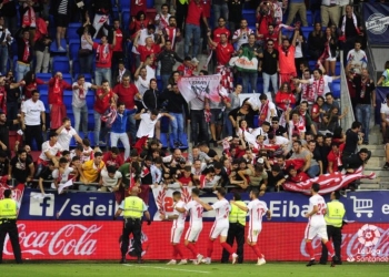 Aficionados del Sevilla resultaron heridos por la caída de una valla