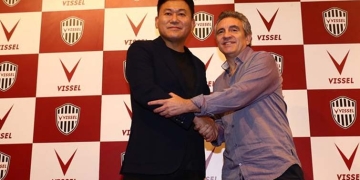 Lukas Podolski y Andrés Iniesta, los cracks que dirigirá Juan Manuel Lillo