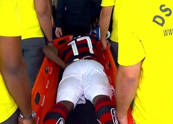 La razón por la que Marlos Moreno salió en camilla del partido entre Flamengo y Chapecoense
