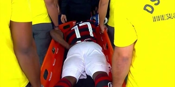 La razón por la que Marlos Moreno salió en camilla del partido entre Flamengo y Chapecoense