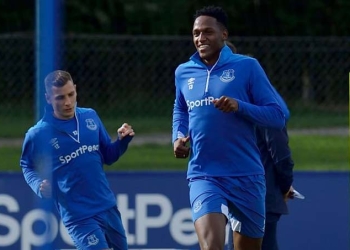 Una leyenda del Everton afirma que Yerry Mina aún debe esperar para debutar