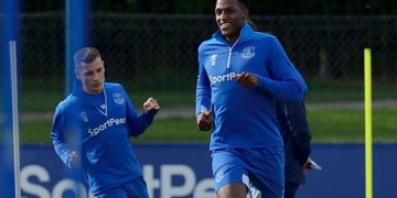 Una leyenda del Everton afirma que Yerry Mina aún debe esperar para debutar