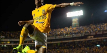 Jugó con “El Cucho” Hernández en la Selección y también está marcando en el exterior