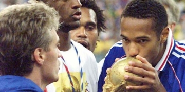 Thierry Henry y otros Campeones del Mundo dirigiendo a futbolistas colombianos