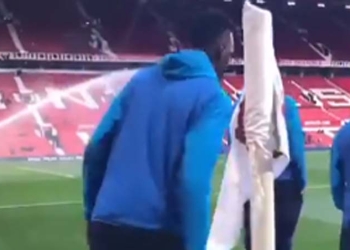 La entrada de Yerry Mina al césped de Old Trafford
