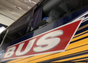 El momento exacto en el que el bus de Boca Juniors fue atacado