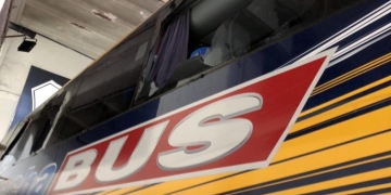 El momento exacto en el que el bus de Boca Juniors fue atacado