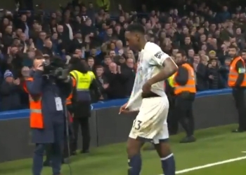 ¡Enorme! Yerry Mina entrega su camiseta a los hinchas del Everton en Stamford Bridge