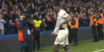 ¡Enorme! Yerry Mina entrega su camiseta a los hinchas del Everton en Stamford Bridge