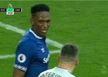 ¡Se estaba enojando Yerry Mina con un jugador del Cardiff!