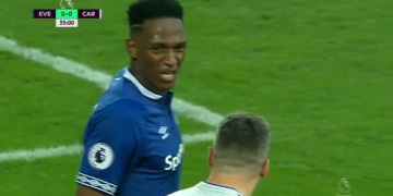 ¡Se estaba enojando Yerry Mina con un jugador del Cardiff!