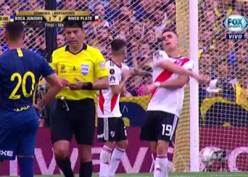 ¿Se salvó de la roja? Santos Borré y un insulto que no vio el árbitro