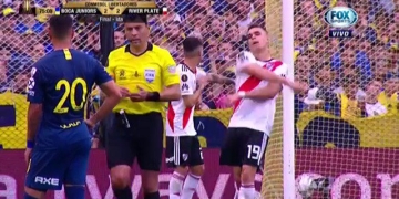 ¿Se salvó de la roja? Santos Borré y un insulto que no vio el árbitro