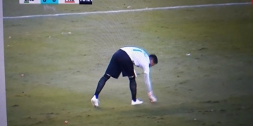 Protestas de la hinchada del Deportivo Cali. Les lanzaron huevos