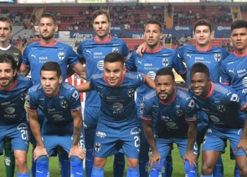 ¡El colombiano terminó a los empujones con un compañero en el vestuario!