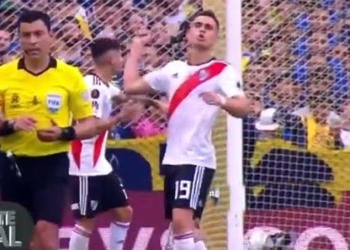 Del árbitro del Boca vs. River para Santos Borré tras recibir su insulto