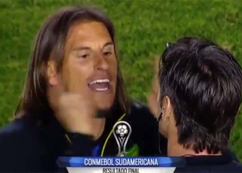 ¡Durísima! La aireada protesta del DT de Defensa y Justicia tras el partido con Junior