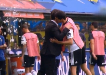 Les lanzaron plumas a los jugadores suplentes de River Plate en La Bombonera