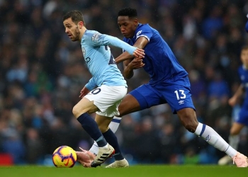Fue un partido de pesadilla para Yerry Mina y el Everton