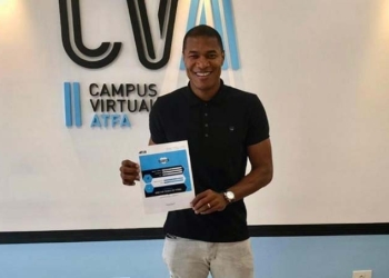 Listo el grado de Alexis Henríquez como DT, ¿qué sigue ahora en su carrera?