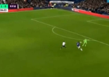 DT del Everton sacó a Yerry Mina y en 45 minutos les marcaron 3 goles