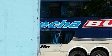 Increíble choque del bus de un plantel, con futbolista colombiano a bordo, en Argentina