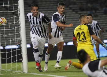 Felipe Aguilar y su primer mal momento en Brasil. ¡Así lo defendió Santos FC!
