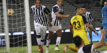 Felipe Aguilar y su primer mal momento en Brasil. ¡Así lo defendió Santos FC!