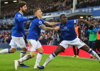Solo hubo un par de minutos para Yerry Mina con Everton ante Bournemouth