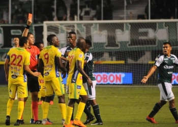 Juián Zea pide disculpas a Andrés Amaya por la dura falta en el juego Cali-Huila