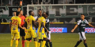 Juián Zea pide disculpas a Andrés Amaya por la dura falta en el juego Cali-Huila