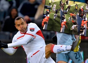 ¡Hinchas del Toluca lesionaron a Felipe Pardo con la caída de una valla!